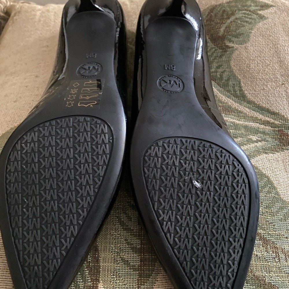 Michael Kors black patent leather pump